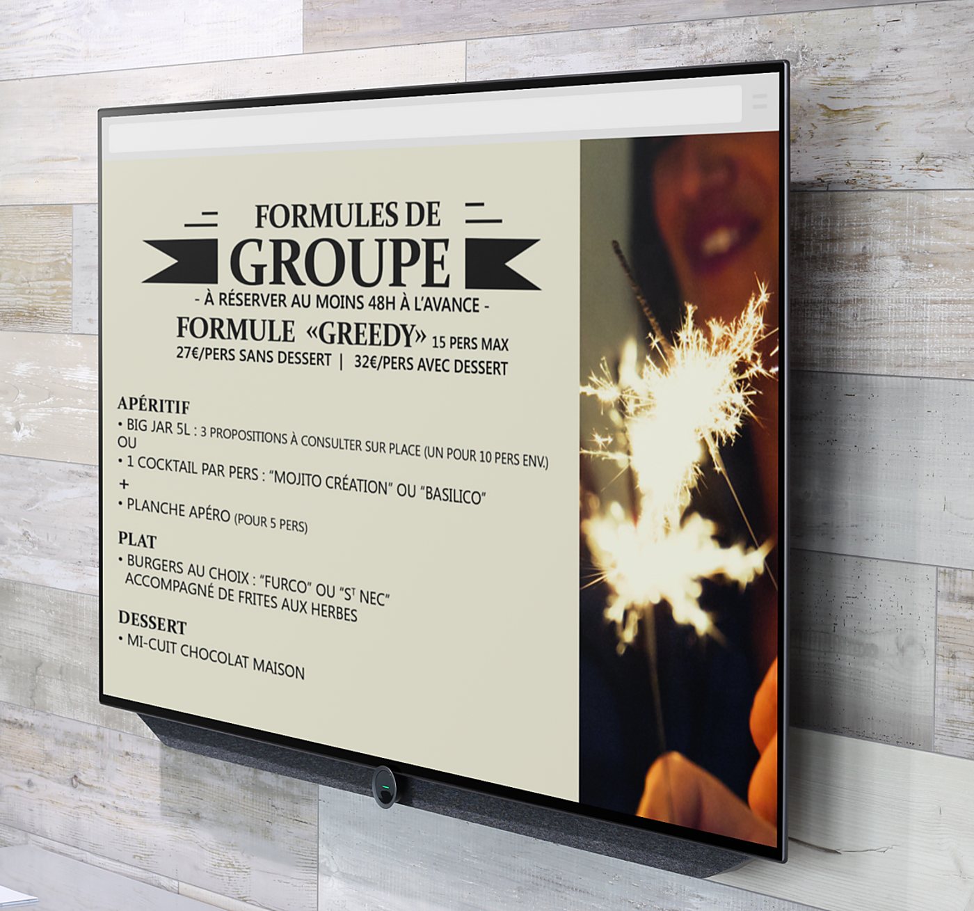 Écran mural affichant les formules de groupe d'un restaurant avec cierge magique