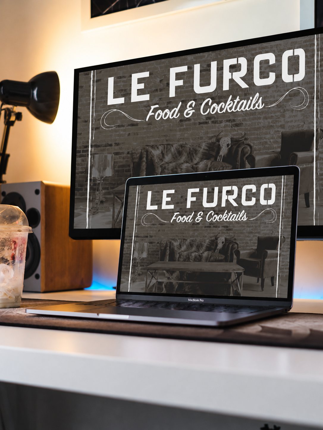 Écran et ordinateur portable affichant le logo du bar Le Furco