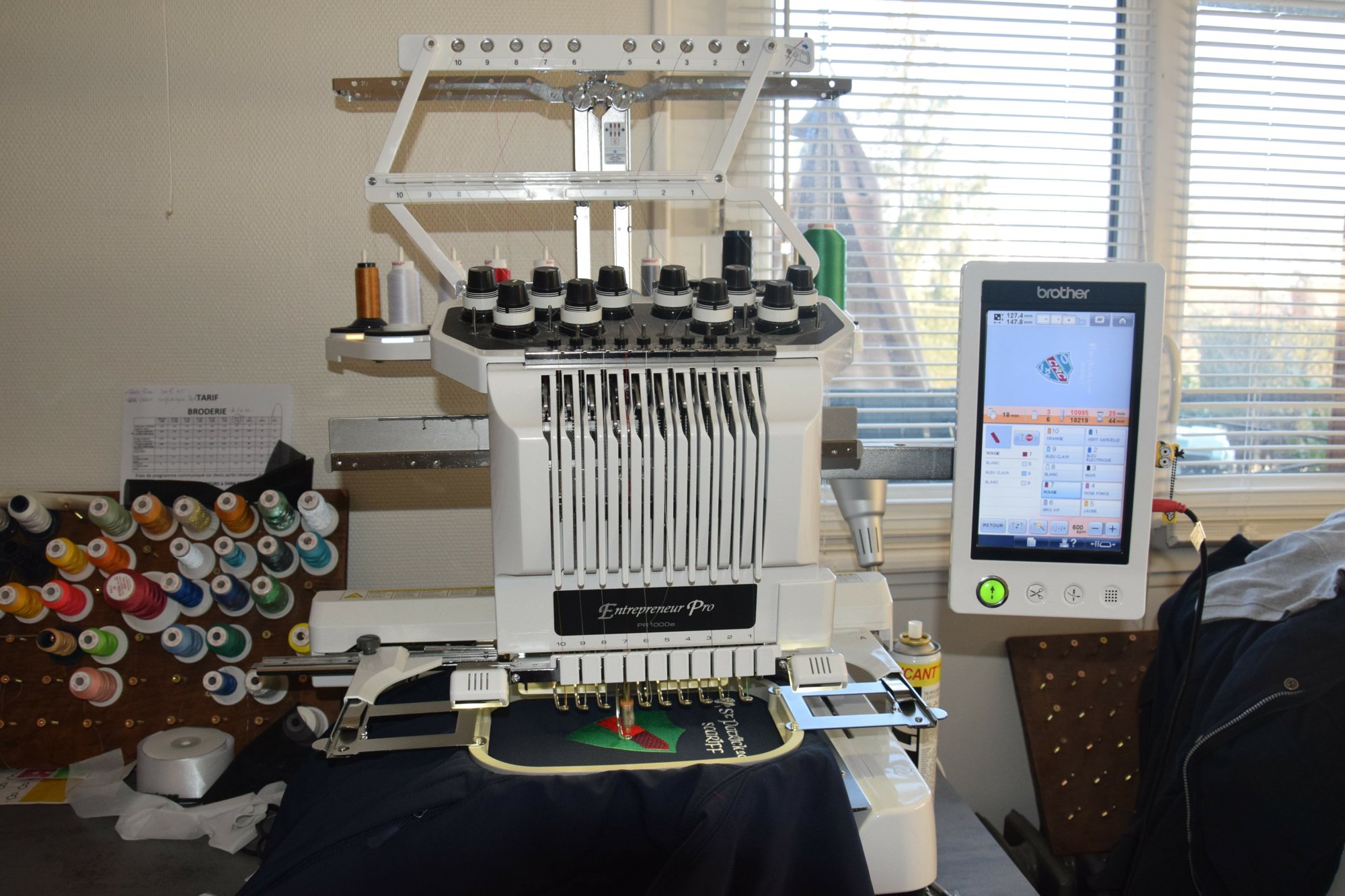 Machine à broder Brother Entrepreneur Pro en train de broder un vêtement