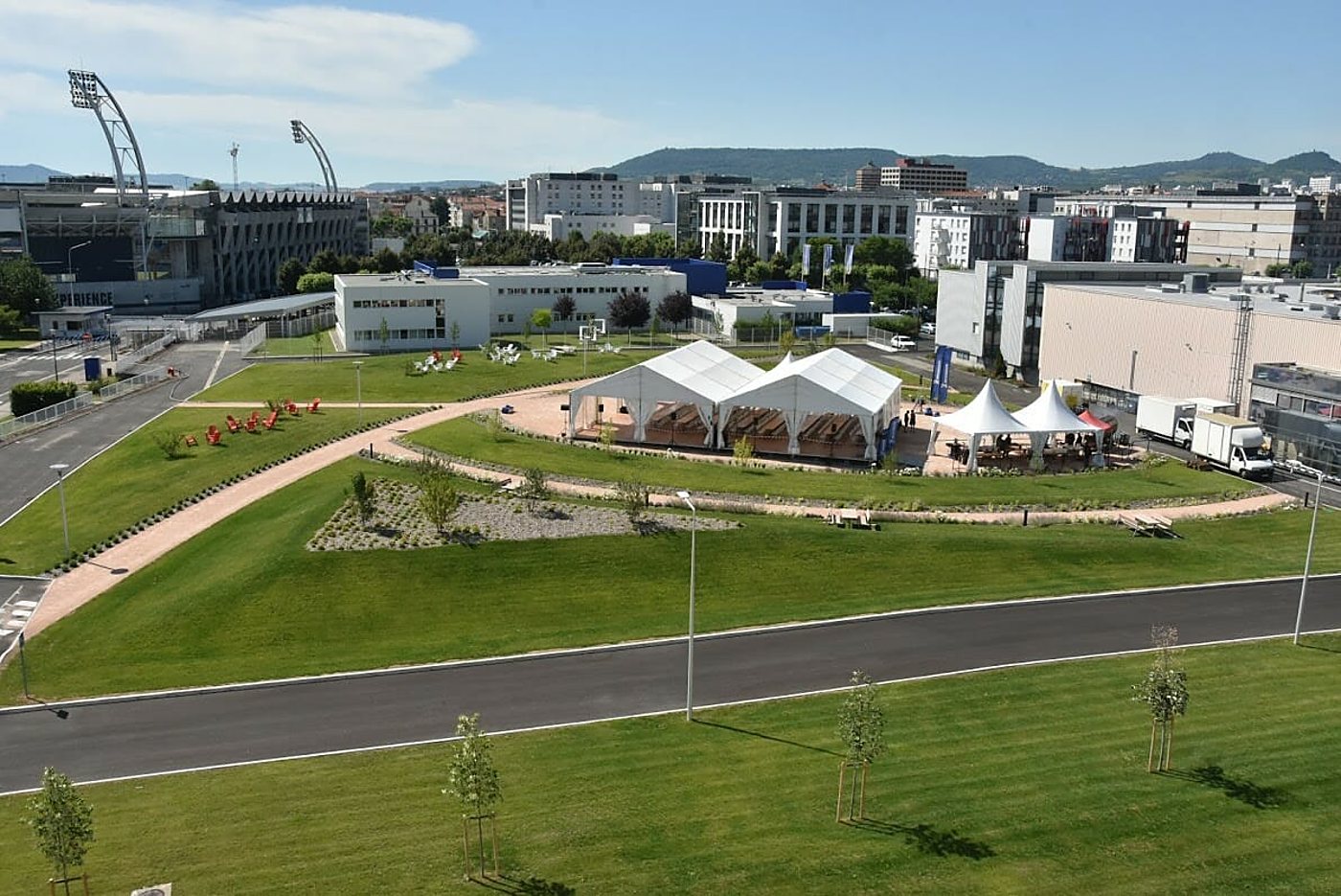 Vue aérienne de tentes de réception sur une pelouse près d'un stade